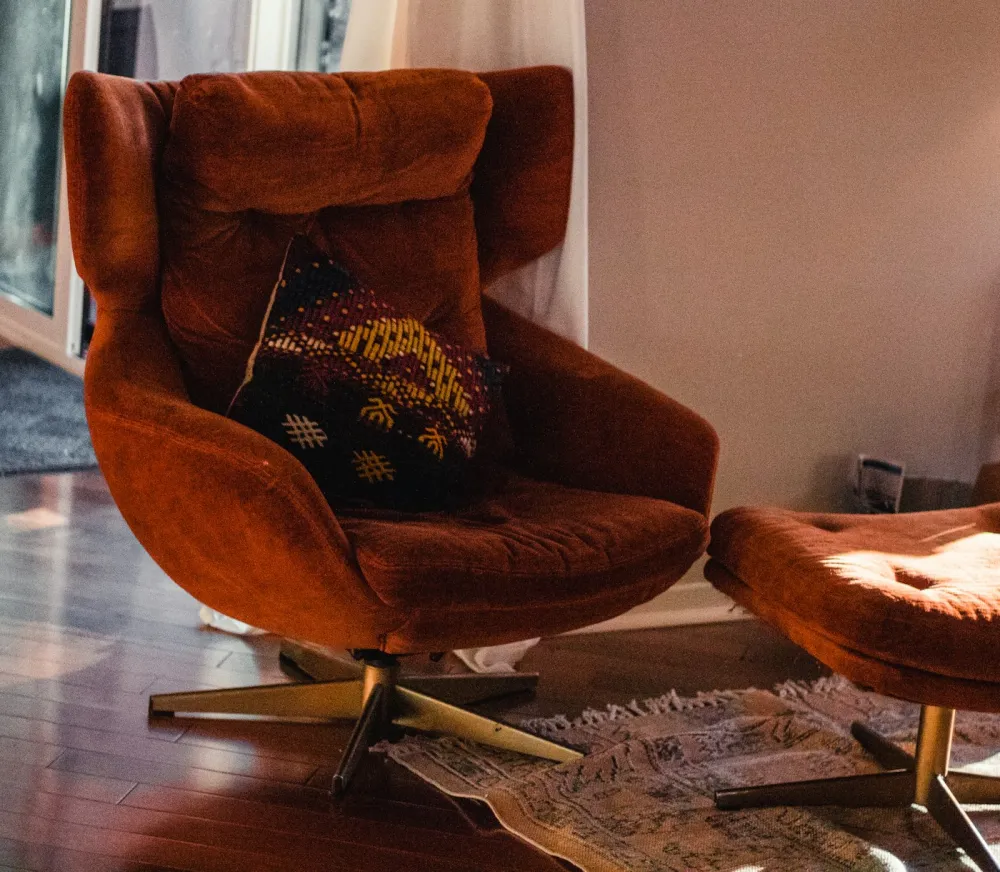 Mid-century swivel lounge chair in burnt orange